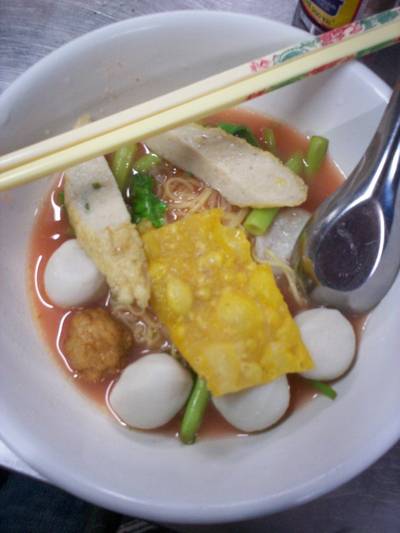 บะหมี่เย็นตาโฟ ที่ ร้านอาหาร ก๋วยเตี๋ยวลูกชิ้นปลา-นายฉุ่ย