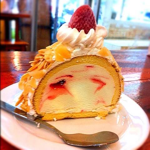 Ice Cream Cake | Stawberry Banana ที่ ร้านอาหาร Poomjais Station | ร้านภูมิใจ