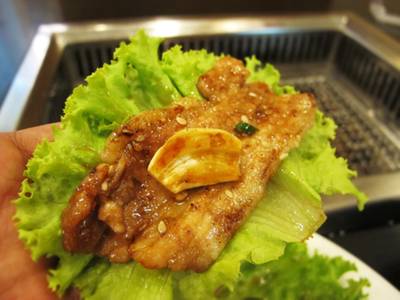 ห่อด้วยผักสดแล้ว..... งั่มมมม ที่ ร้านอาหาร บูตะกริลล์