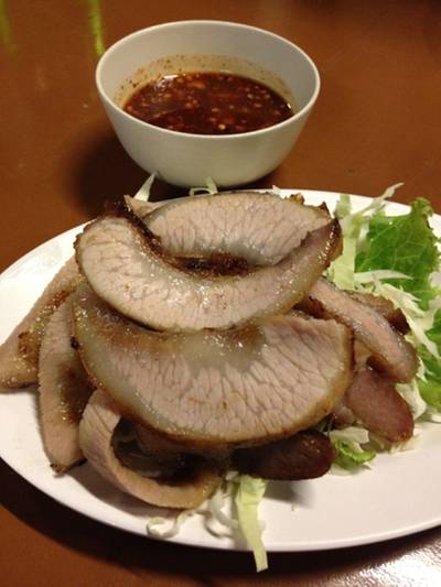 คอหมูย่าง ที่ ร้านอาหาร ข้าวนึ่ง