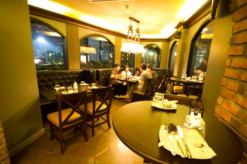 บรรยากาศภายในร้าน ที่ ร้านอาหาร The Right Bank