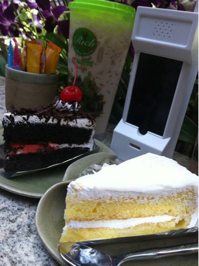 เค้กช็อคโกแลต กับเค้กมะพร้าวอ่อน ที่ ร้านอาหาร Rich Coffee House
