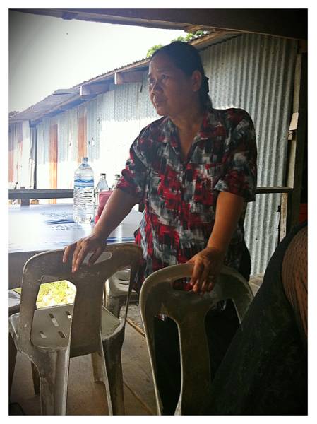 ผมขออนุญาติแกถ่ายรูป..แกบ่นใหญ่เลย..เลยต้องแอบถ่ายซะหน่อย..แกเป็นคนขี้อายน่ะ^^ ที่ ร้านอาหาร อาหารป่าครัวป้าเล็ก