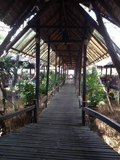 ทางเดินในร้าน อยู่ในทะเล ที่ ร้านอาหาร ร้านอาหารสวนปู