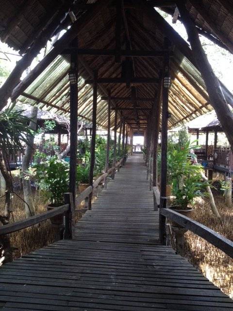 ทางเดินในร้าน อยู่ในทะเล ที่ ร้านอาหาร ร้านอาหารสวนปู