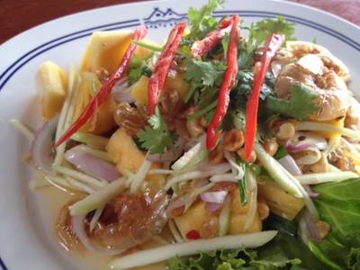 ยำกุ้งเสียบ "ชนะเลิศการประกวดอาหารพื้นบ้านที่ใช้สับปะรดตราดสีทองมาทำอาหาร" ที่ ร้านอาหาร ร้านอาหารสวนปู