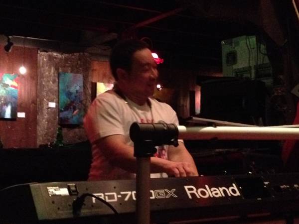 p koh on keyboard ! ที่ ร้านอาหาร Saxophone Pub & Restaurant