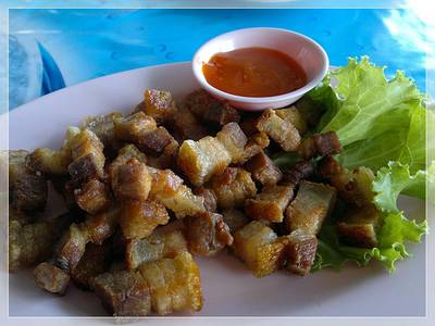 หมูกรอบคั่วเค็ม รสชาติอร่อยกำลังดี หมูไม่แข็งหรือเค็มเกินไป  ที่ ร้านอาหาร เอี้ยเซี้ยฮวด