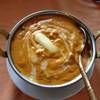 Butter Chicken เหมาะสำหรับผู้ที่ไม่ชอบกลิ่นเครื่องเทศแรงๆ รสกลมกล่อม ไม่เผ็ด ที่ ร้านอาหาร Thousand Spices Indian Restaurant