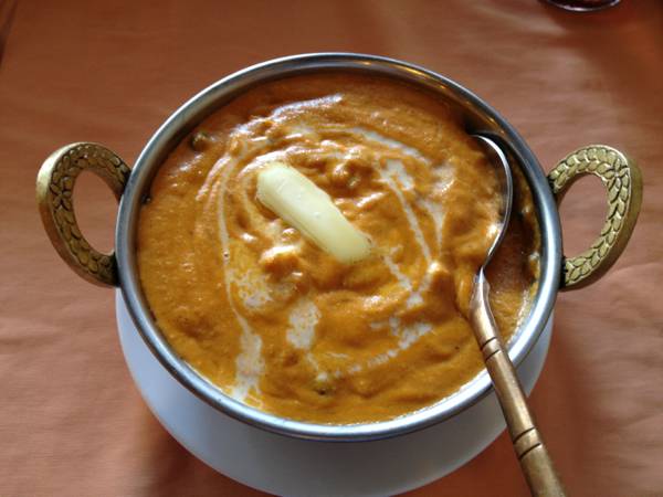 Butter Chicken เหมาะสำหรับผู้ที่ไม่ชอบกลิ่นเครื่องเทศแรงๆ รสกลมกล่อม ไม่เผ็ด ที่ ร้านอาหาร Thousand Spices Indian Restaurant