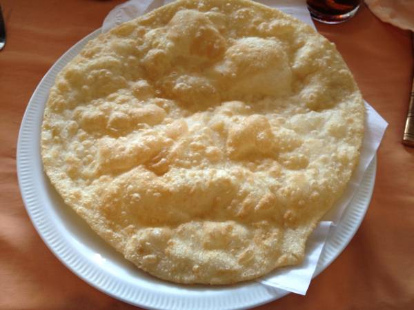 Bhatura แป้งโรตีทอดกรอบๆ นิ่มๆ ที่ ร้านอาหาร Thousand Spices Indian Restaurant