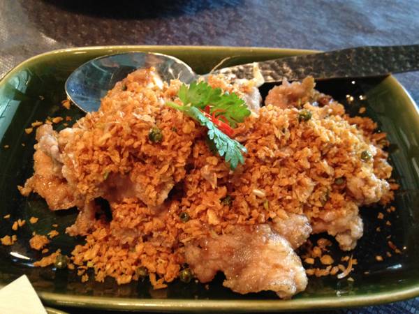 หมูทอดกระเทียม ที่ ร้านอาหาร นารา ทองหล่อ
