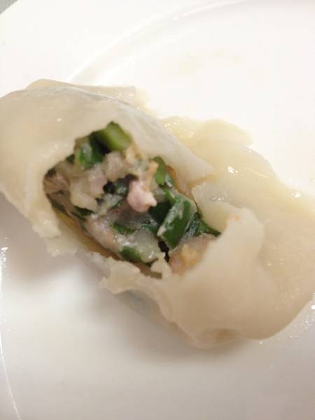 เกี๊ยวหมูกุ้งกุ่ยช่ายนึ่ง ไส้ด้านใน ที่ ร้านอาหาร เกี๊ยวจีน สาขา 2