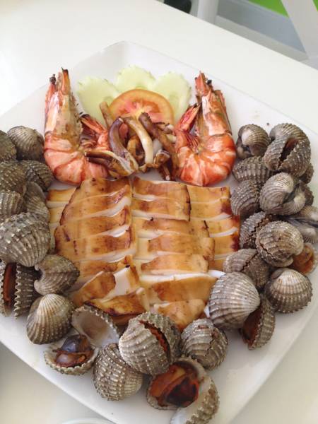 รวมมิตรทะเลเผาค่ะ ทานกับน้ําจิ้มรสแซ่บ ที่ ร้านอาหาร เพลิน ซีฟู้ด