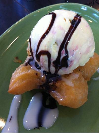ปาท่องโก๋ย่างกับไอศครีมสตรอเบอรี่ชีส ที่ ร้านอาหาร ปาท่องโก๋
