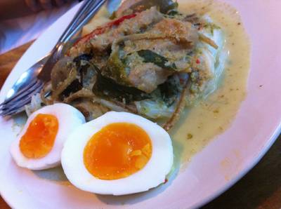 ขนมจีนแกงเขียวหวานลูกชิ้นปลา ที่ ร้านอาหาร ขนมจีนบ้านผู้การ