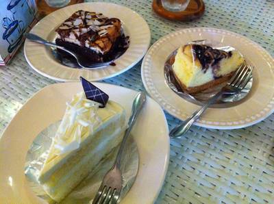Brownie Cheese, Blueberry Cheese, White Choc ที่ ร้านอาหาร Mai bakery in garden