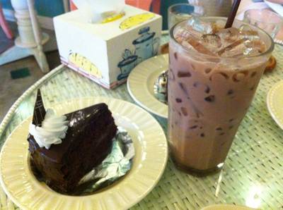 Chocolate Fudge Cake [60฿] + Iced Chocolate [40฿] ที่ ร้านอาหาร Mai bakery in garden