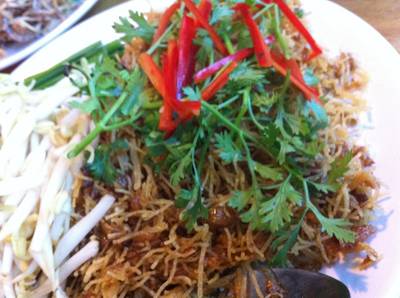 หมี่กรอบ ที่ ร้านอาหาร ขนมจีนบ้านผู้การ