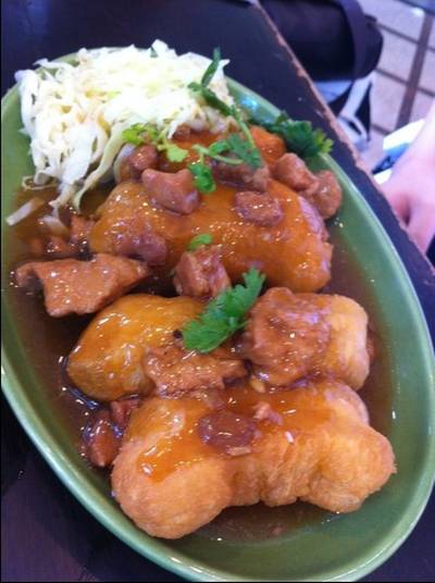 ปาท่องโก๋ราดหน้าไก่ ที่ ร้านอาหาร ปาท่องโก๋