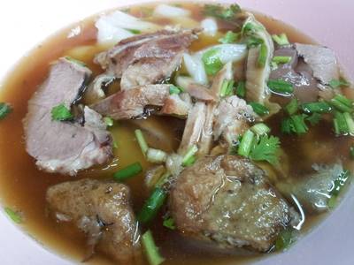 ก๋วยจั๊บ ใส่ทุกอย่าง ใช้ได้เลย ที่ ร้านอาหาร ก๋วยจั๊บ ถนนจันทน์
