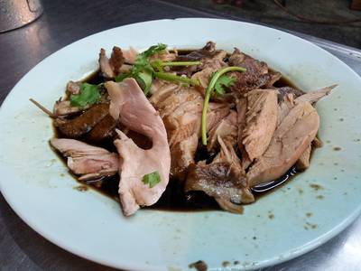 เป็ดพะโล้ อร่อยดี ที่ ร้านอาหาร ก๋วยจั๊บ ถนนจันทน์