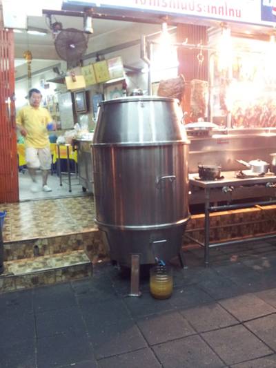 ถังอะไรไม่รู้ อยู่หน้าร้าน ที่ ร้านอาหาร ก๋วยจั๊บ ถนนจันทน์