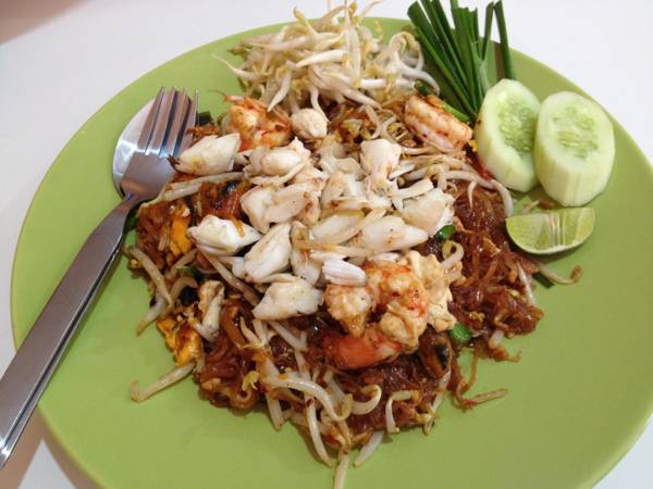 ผัดไททะเลเนื้อปู รสชาดจัดจ้าน ที่ ร้านอาหาร ร้านเจ๊ณี หอยทอด ผัดไท
