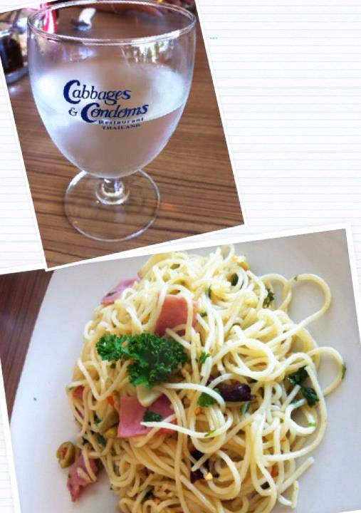 สปาเก็ตตี้ผัดพริกกระเทียม ที่ ร้านอาหาร Cabbages & Condoms PDA Building