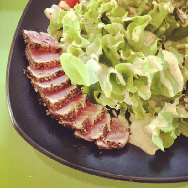 steak tuna salad ที่ ร้านอาหาร Tree Box