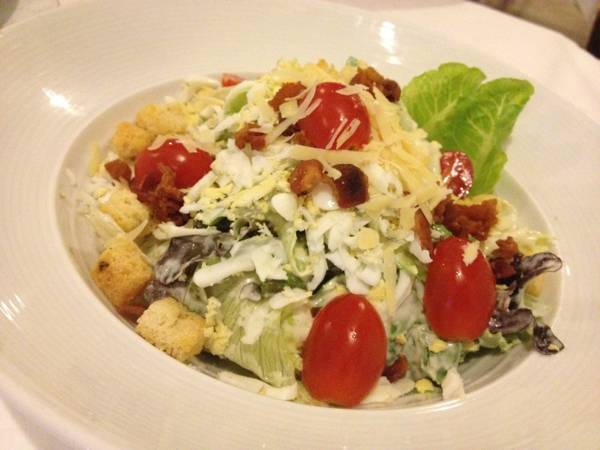 ซีซาร์สลัด จานนี้ธรรมดานะ แม้หน้าตาจะดูดี ที่ ร้านอาหาร The Anna Restaurant & Art Gallery