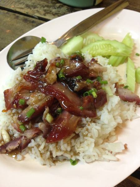 ข้าวหมูแดง น้ำราดจะไม่เหมือนที่อื่น จะเหนียวๆ ใสๆ มีกลิ่นยาจีนชัดเจน ที่ ร้านอาหาร หนานหยวน