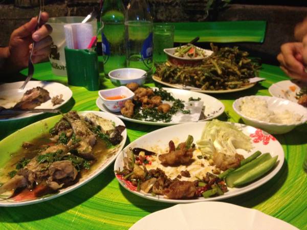 ยําผักบุ้งกรอบ อร่อยมาก ! ที่ ร้านอาหาร เฟื่องฟ้า ปลาแม่น้ำ