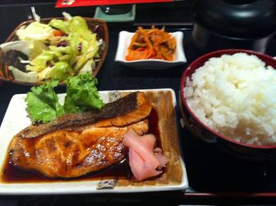 Set แซลมอนย่างซีอิ้ว ที่ ร้านอาหาร Japan X Paragon