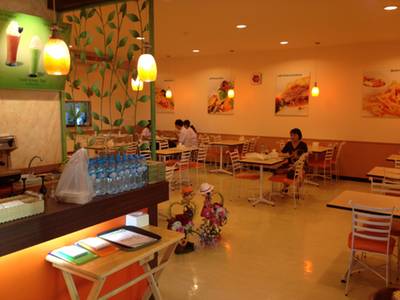 บรรยากาศภายในร้าน.. ที่ ร้านอาหาร ยูงทอง ธรรมศาสตร์-รังสิต