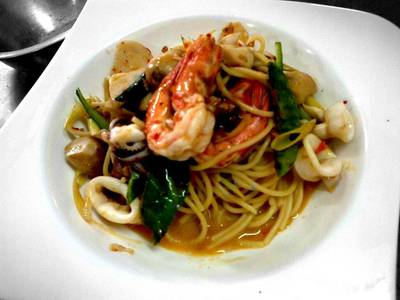 สปาเก็ตตี้ต้มยำแห้ง ที่ ร้านอาหาร ยูงทอง ธรรมศาสตร์-รังสิต