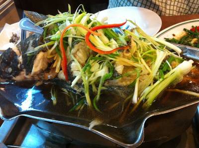 ปลาเก๋านึ่งซีอิ๊ว เนื้อสดมาก ว่ายน้ำมาขึ้นโต๊ะกันเลยทีเดียว ที่ ร้านอาหาร สมบูรณ์โภชนา จุฬาซอย 8