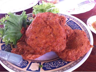 ทอดมันปลากรายชิ้นโต ที่ ร้านอาหาร ริมน้ำ