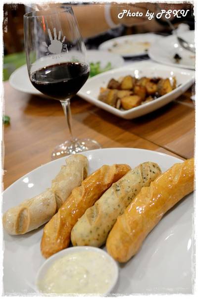 ร้านอาหาร The Village Garden Restaurant