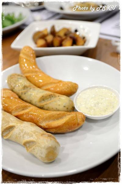 ร้านอาหาร The Village Garden Restaurant ร้านอาหาร The Village Garden Restaurant