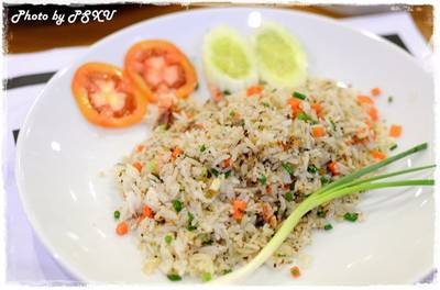 ร้านอาหาร The Village Garden Restaurant ร้านอาหาร The Village Garden Restaurant