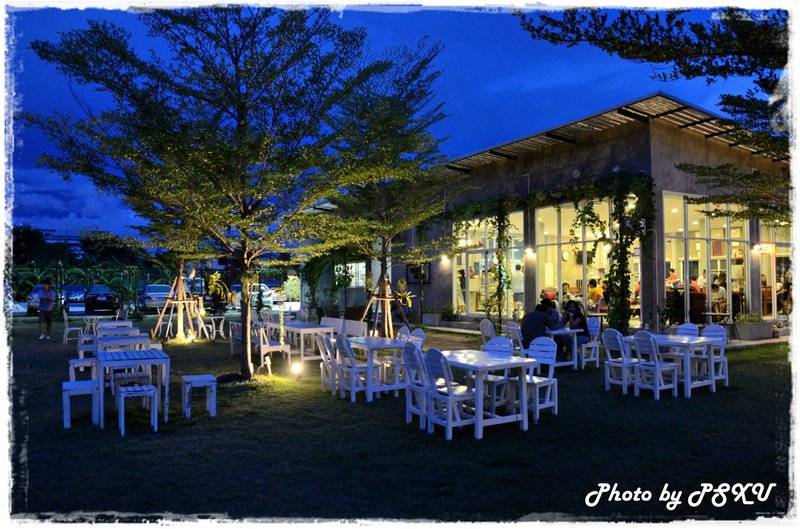 ร้านอาหาร The Village Garden Restaurant