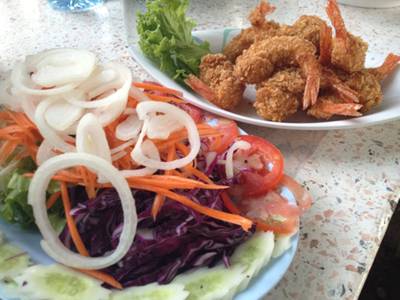 สลัด ที่ ร้านอาหาร ไผ่ริมแคว