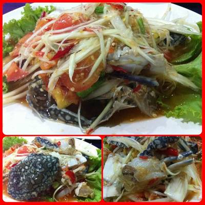ส้มตำปูม้า จานใหญ่มากกก พลาดไม่ได้เหมือนกัน  ที่ ร้านอาหาร ครัวแสวง ซีฟู้ด