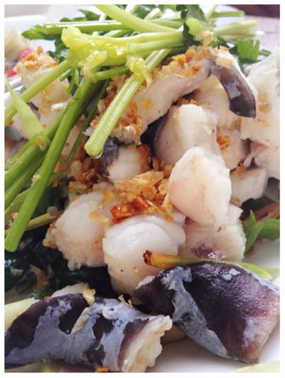 ปลาคังลวกจิ้ม ที่ ร้านอาหาร ไผ่ริมแคว
