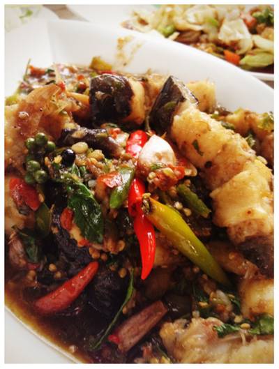 ปลาคังผัดฉ่า ที่ ร้านอาหาร ไผ่ริมแคว