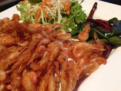 กุ้งฝอยคั่วเกลือ ที่ ร้านอาหาร 6ixcret เอกมัย ซอย 6