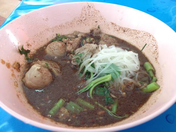 เผ็ดเหมือนกันนะคะ ถ้าทานเผ็ดไม่ค่อยได้ต้องบอกเผ็ดน้อยหรือไม่เผ็ดด้วยค่ะ ที่ ร้านอาหาร ก๋วยเตี๋ยวเรือบางกร่าง