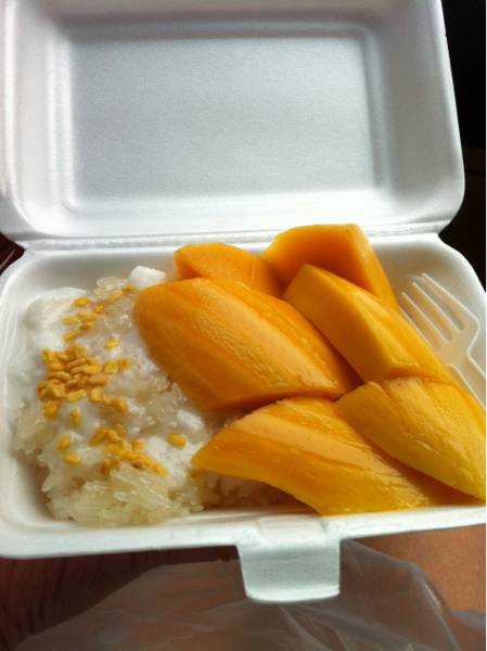 ได้มาทานแล้วค่ะ ข้าวเหนียวยังอุ่นๆเลยค่ะ ที่ ร้านอาหาร ข้าวเหนียวมะม่วงป้าเจือ