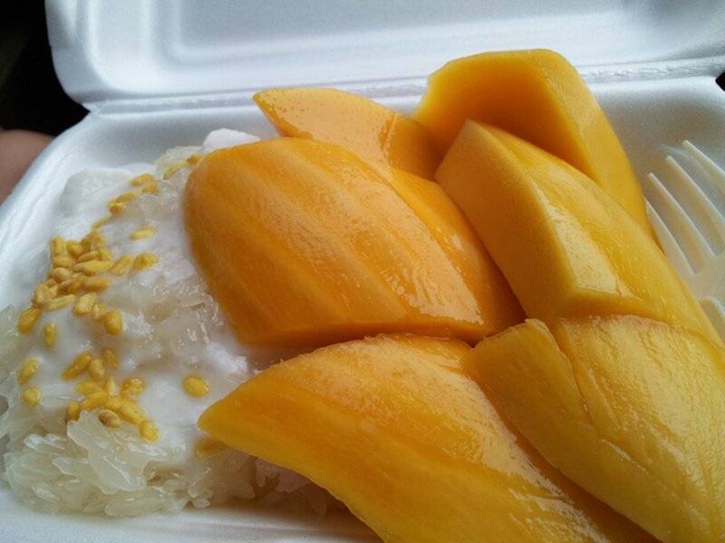 มะม่วงลายเหมือนปลาเซลมอน ที่ ร้านอาหาร ข้าวเหนียวมะม่วงป้าเจือ